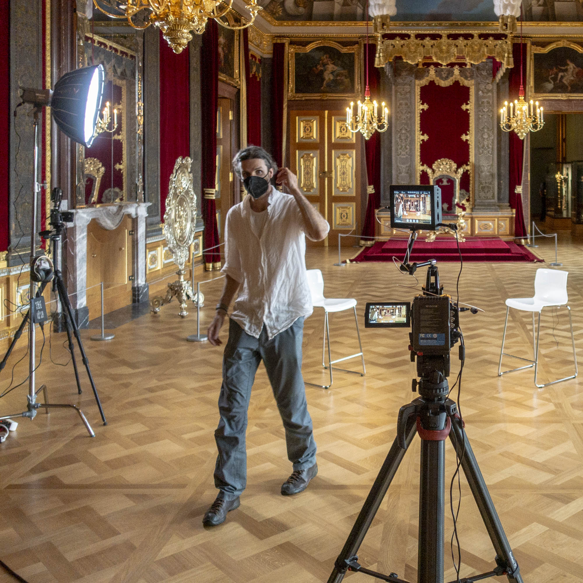 Daniel Rintz setting up lights and cameras for an elaborate interview inside the "Paraderäume" in Dresden
